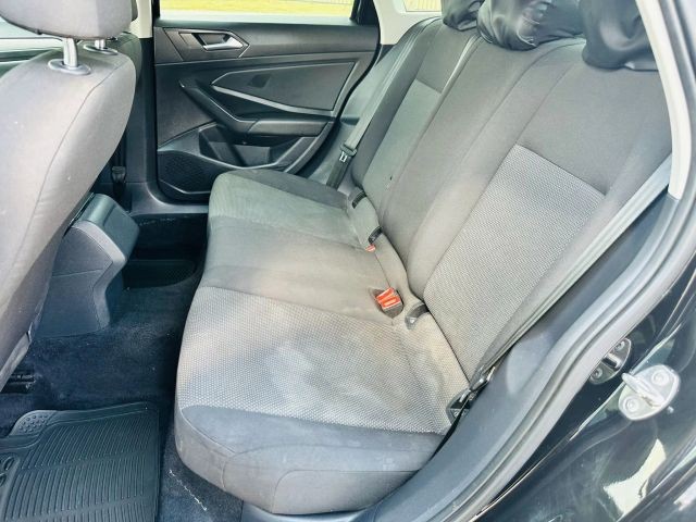 Volkswagen Jetta Vehicle Full-screen Gallery Image 18