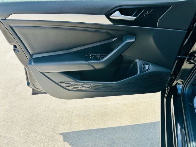 Volkswagen Jetta Vehicle Full-screen Gallery Image 19