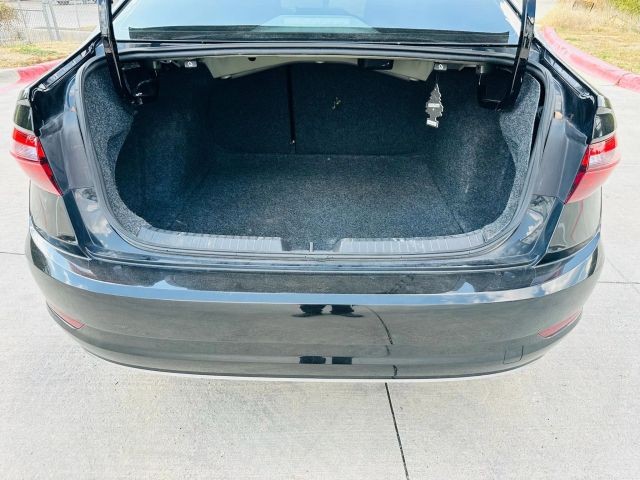 Volkswagen Jetta Vehicle Full-screen Gallery Image 27