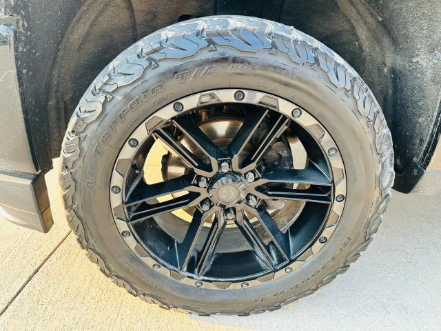 Chevrolet Silverado Vehicle Full-screen Gallery Image 22