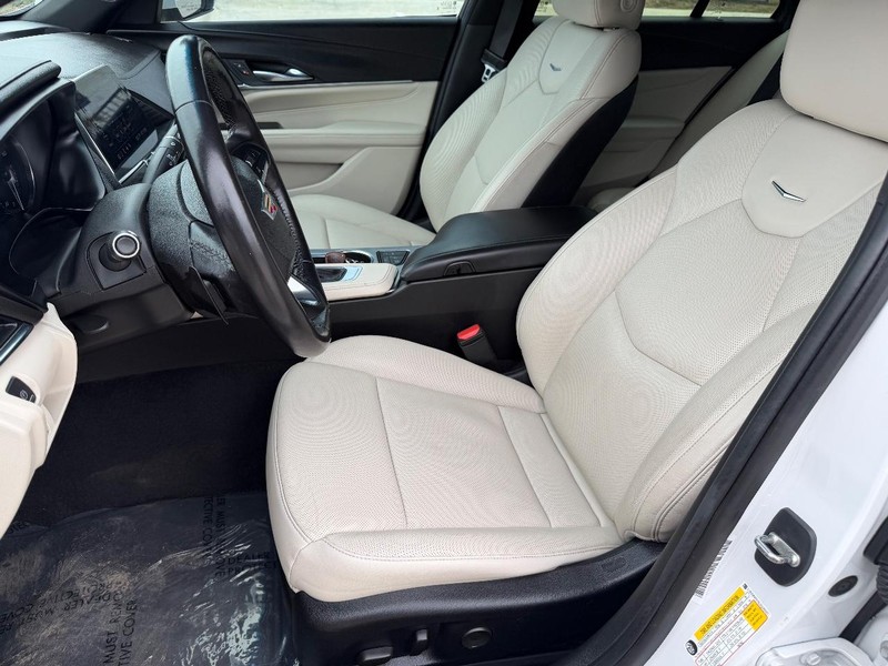 Cadillac CT4 Vehicle Full-screen Gallery Image 12