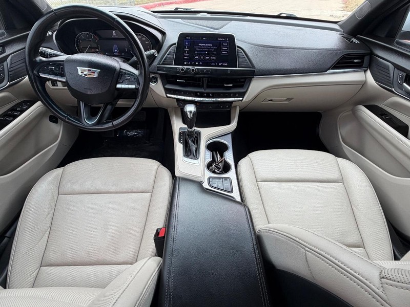 Cadillac CT4 Vehicle Full-screen Gallery Image 19