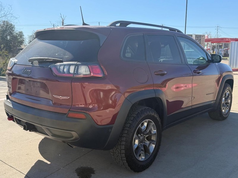 Jeep Cherokee Vehicle Full-screen Gallery Image 06