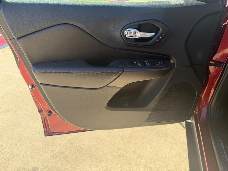 Jeep Cherokee Vehicle Full-screen Gallery Image 10