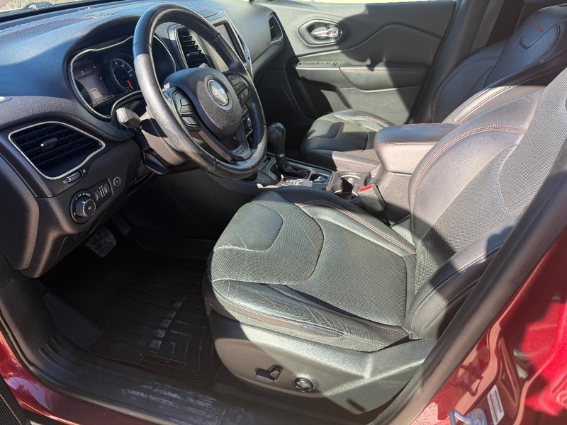 Jeep Cherokee Vehicle Full-screen Gallery Image 11