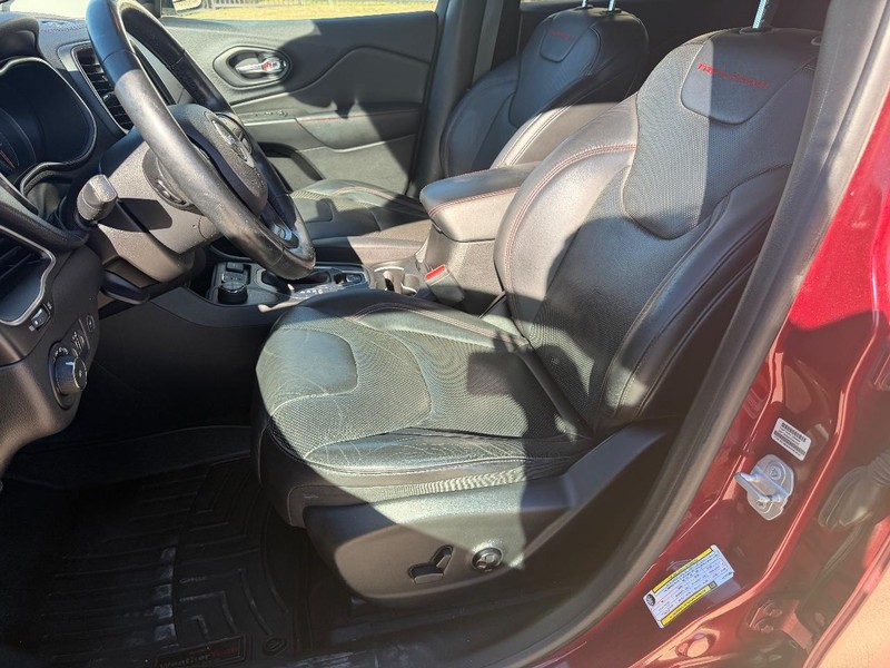 Jeep Cherokee Vehicle Full-screen Gallery Image 12