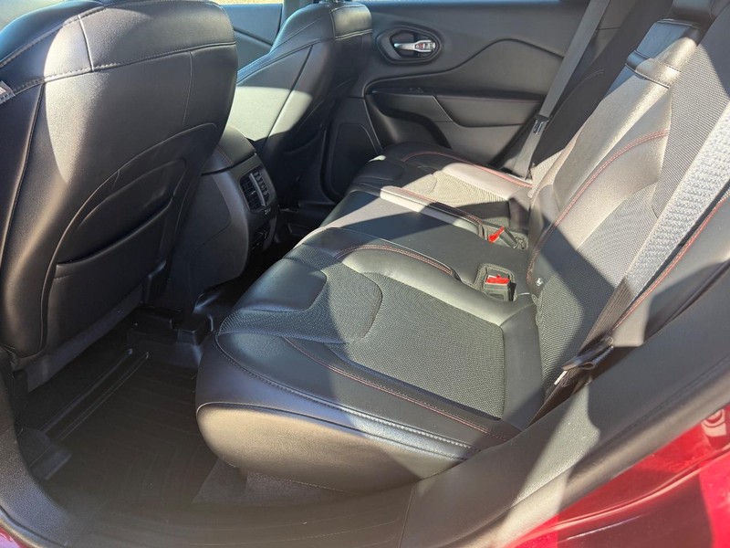 Jeep Cherokee Vehicle Full-screen Gallery Image 16