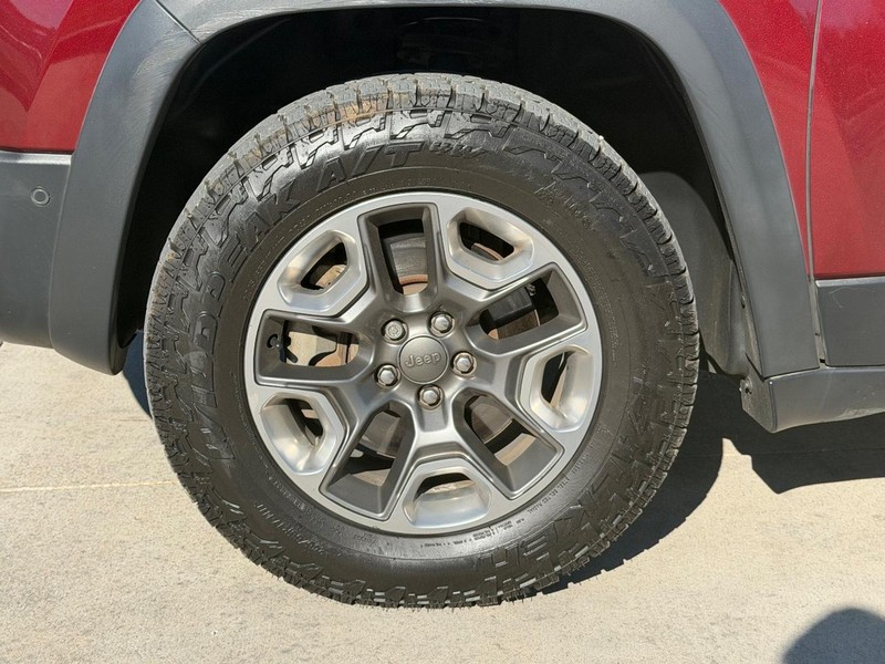 Jeep Cherokee Vehicle Full-screen Gallery Image 22