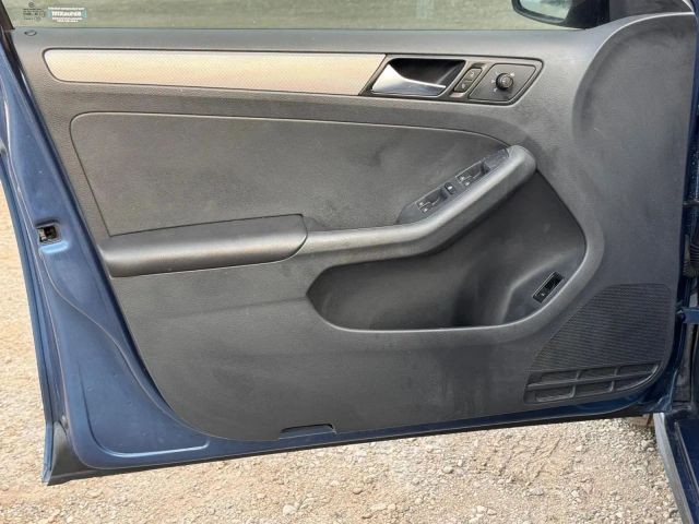 Volkswagen Jetta Sedan Vehicle Full-screen Gallery Image 09