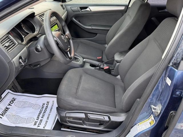 Volkswagen Jetta Sedan Vehicle Full-screen Gallery Image 11