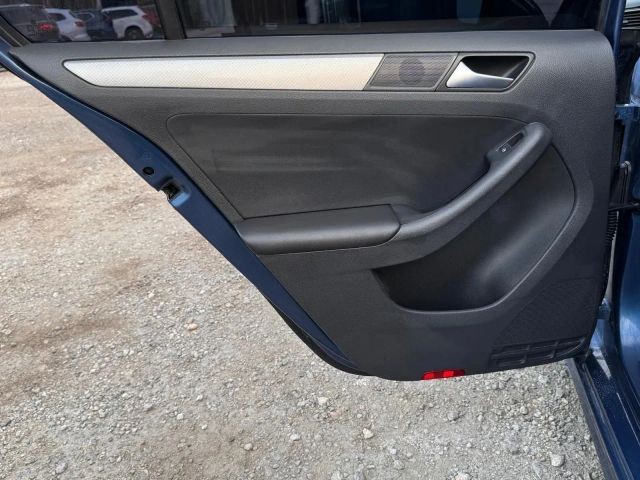 Volkswagen Jetta Sedan Vehicle Full-screen Gallery Image 13