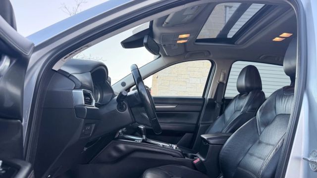 Mazda CX-5 Vehicle Full-screen Gallery Image 05