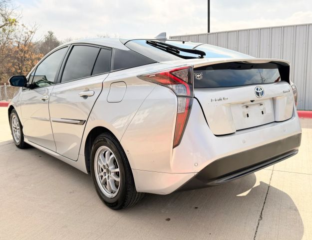 Toyota Prius Vehicle Full-screen Gallery Image 04