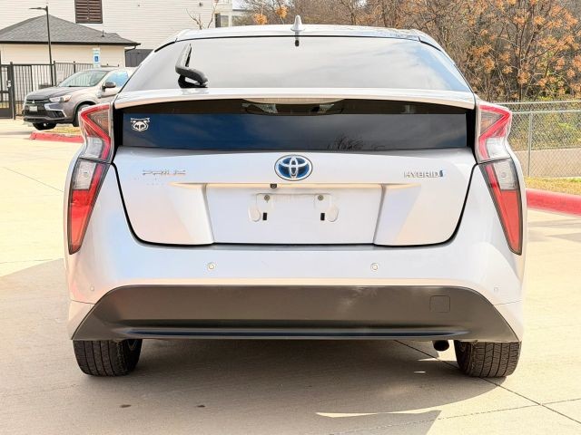 Toyota Prius Vehicle Full-screen Gallery Image 05