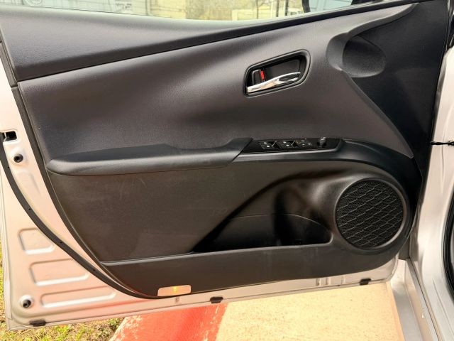 Toyota Prius Vehicle Full-screen Gallery Image 09