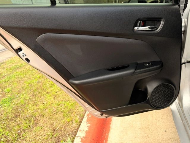 Toyota Prius Vehicle Full-screen Gallery Image 12