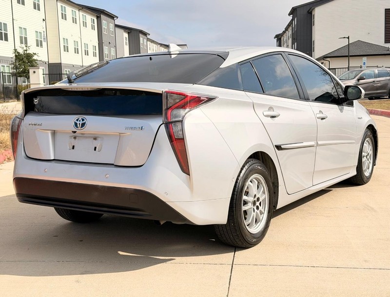 Toyota Prius Vehicle Full-screen Gallery Image 06