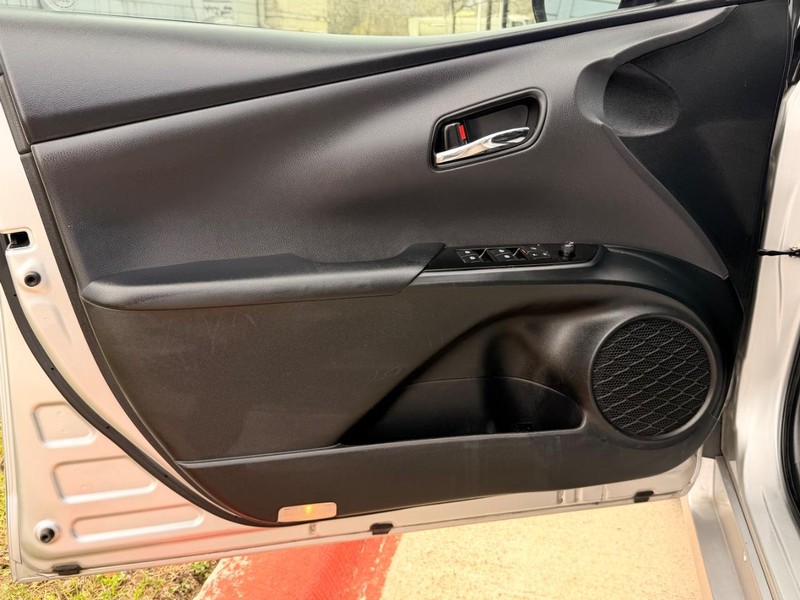 Toyota Prius Vehicle Full-screen Gallery Image 09