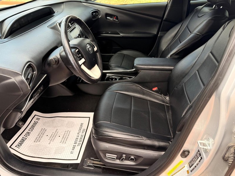 Toyota Prius Vehicle Full-screen Gallery Image 11