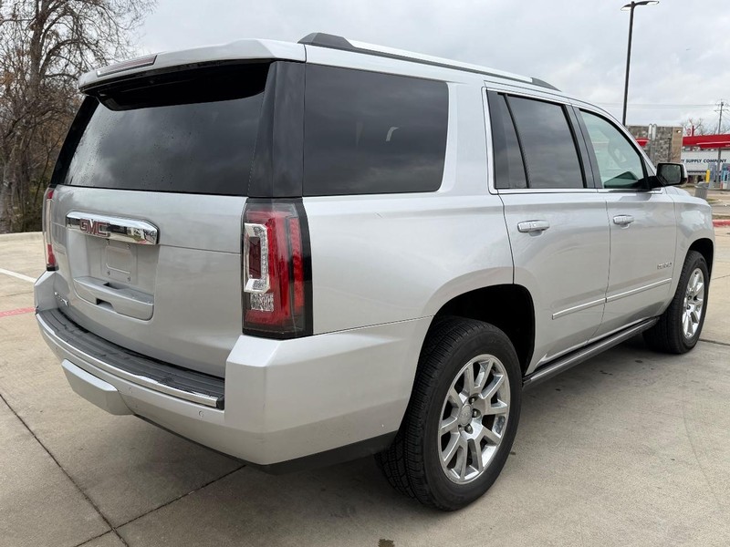 GMC Yukon Vehicle Full-screen Gallery Image 06