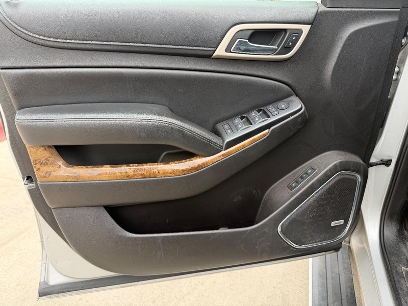 GMC Yukon Vehicle Full-screen Gallery Image 10