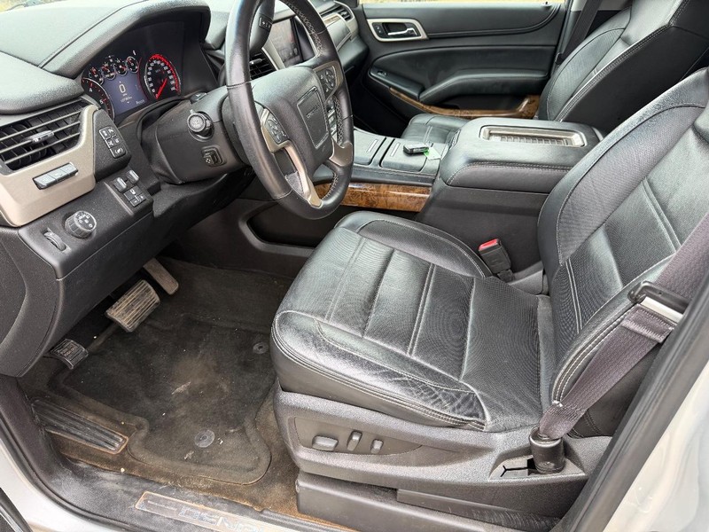 GMC Yukon Vehicle Full-screen Gallery Image 11