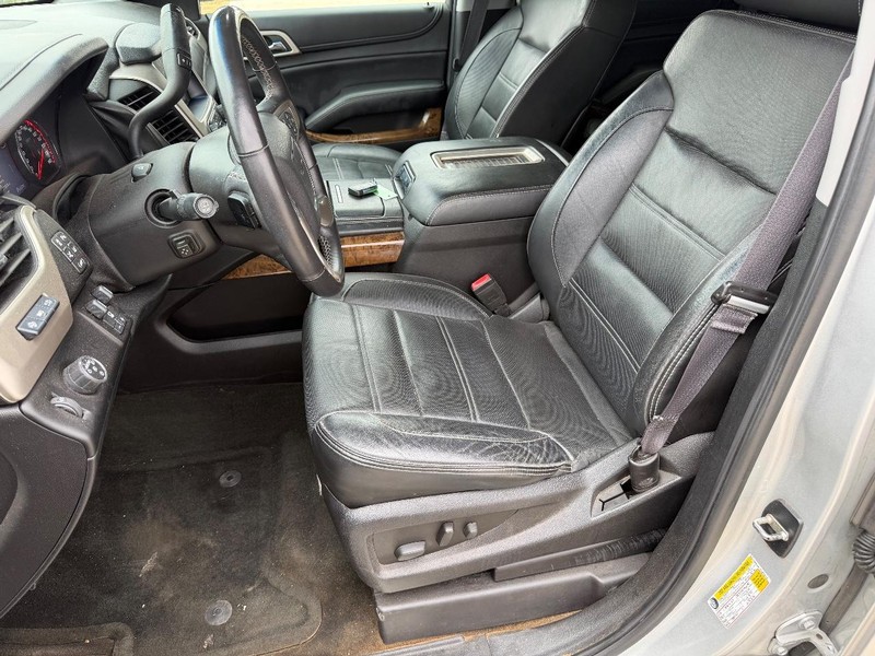 GMC Yukon Vehicle Full-screen Gallery Image 12