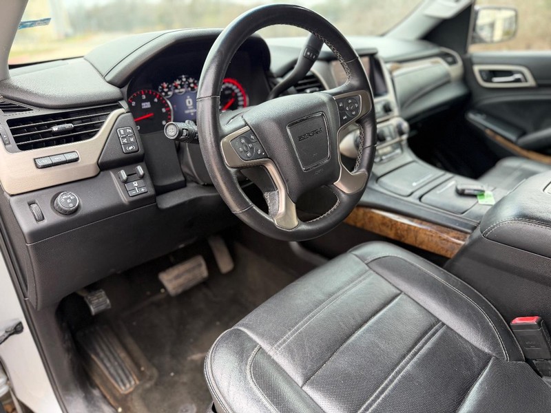 GMC Yukon Vehicle Full-screen Gallery Image 13