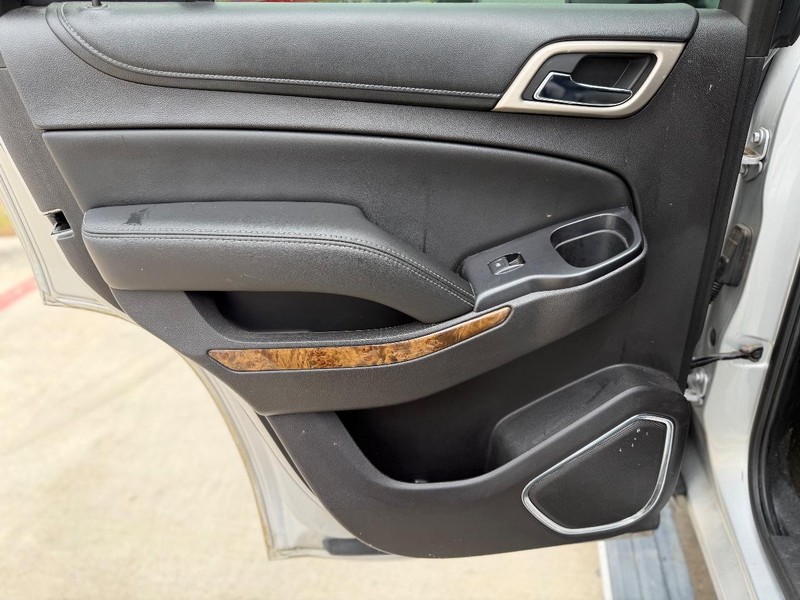 GMC Yukon Vehicle Full-screen Gallery Image 16