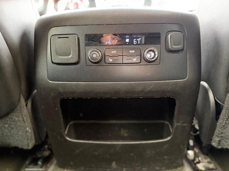 GMC Yukon Vehicle Full-screen Gallery Image 19