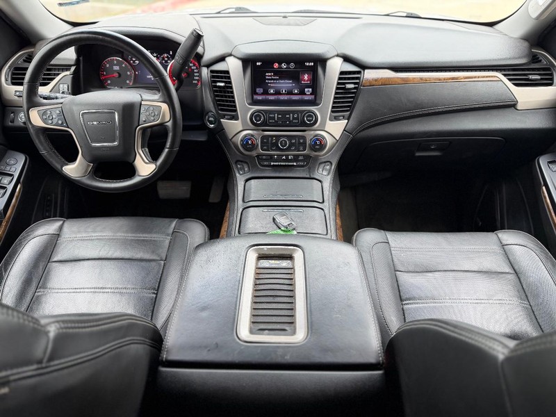 GMC Yukon Vehicle Full-screen Gallery Image 20