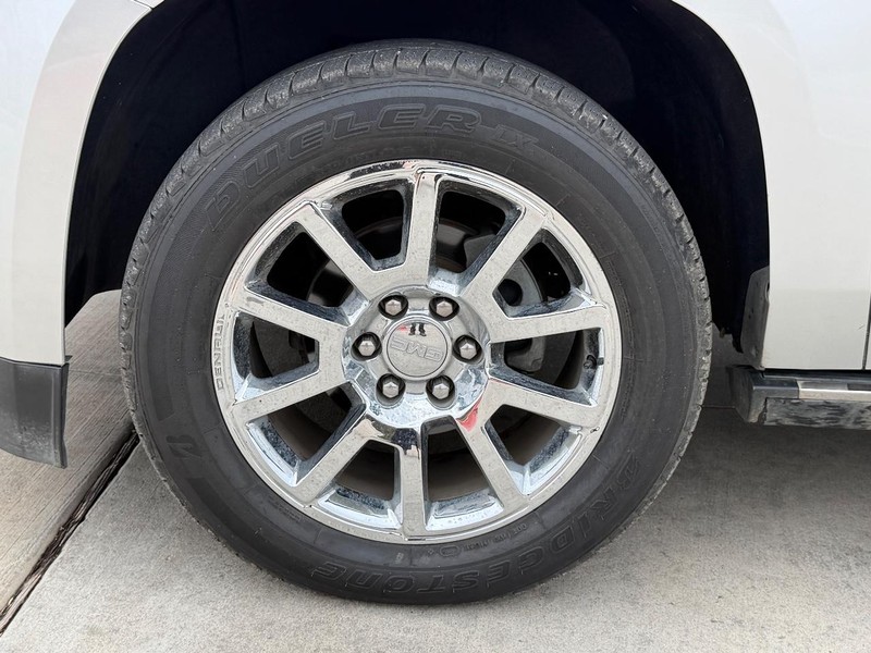 GMC Yukon Vehicle Full-screen Gallery Image 24