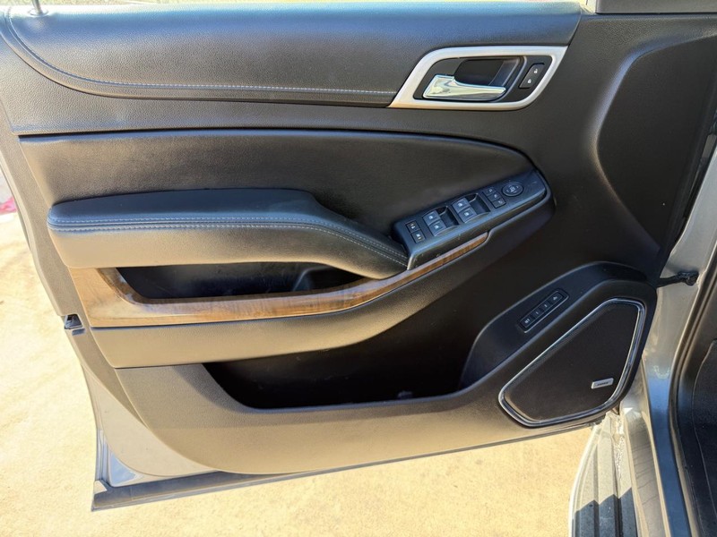 GMC Yukon Vehicle Full-screen Gallery Image 10