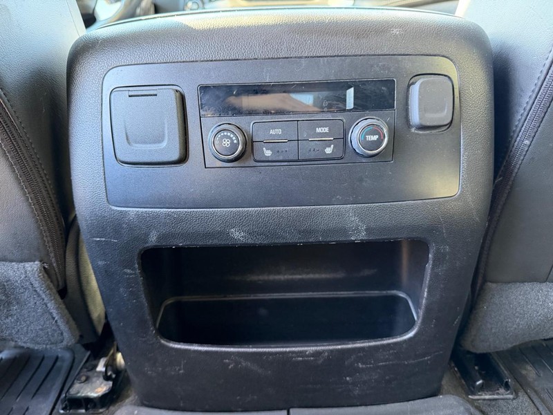 GMC Yukon Vehicle Full-screen Gallery Image 18