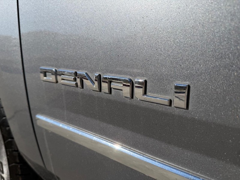 GMC Yukon Vehicle Full-screen Gallery Image 23