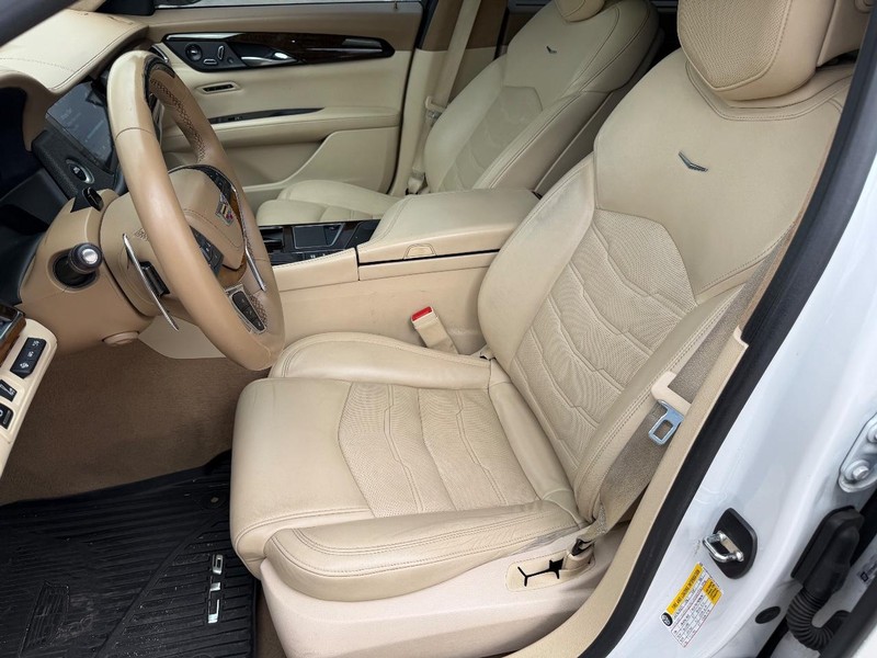 Cadillac CT6 Sedan Vehicle Full-screen Gallery Image 12