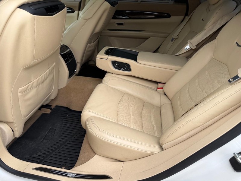 Cadillac CT6 Sedan Vehicle Full-screen Gallery Image 16