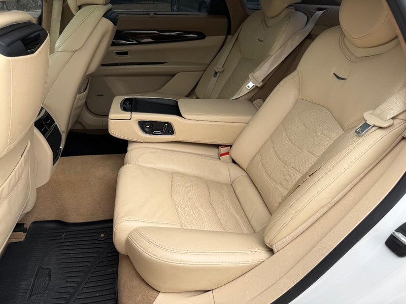 Cadillac CT6 Sedan Vehicle Full-screen Gallery Image 17