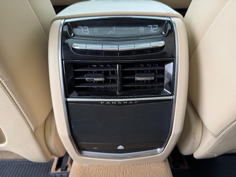 Cadillac CT6 Sedan Vehicle Full-screen Gallery Image 18