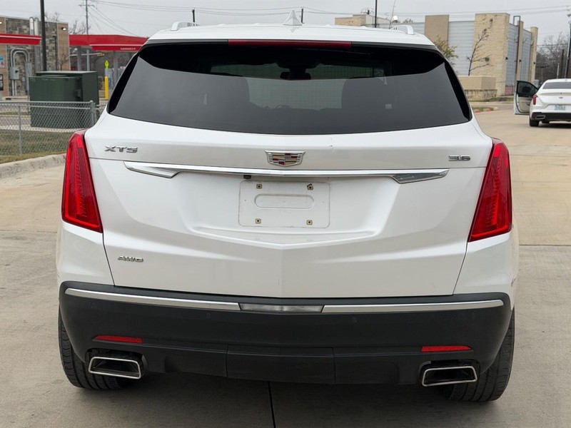 Cadillac XT5 Vehicle Full-screen Gallery Image 05