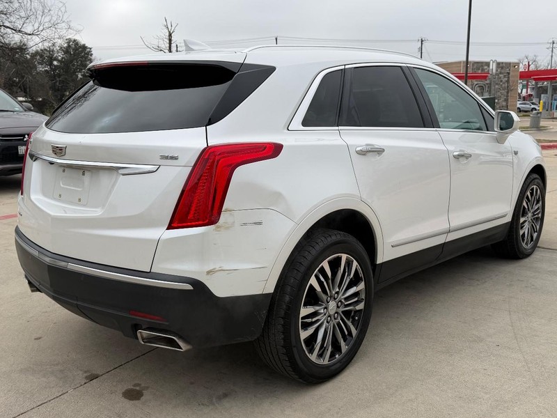 Cadillac XT5 Vehicle Full-screen Gallery Image 06