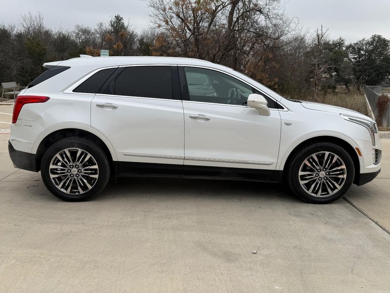 Cadillac XT5 Vehicle Full-screen Gallery Image 07