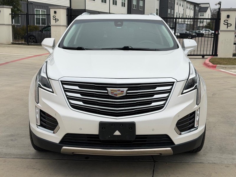 Cadillac XT5 Vehicle Full-screen Gallery Image 09