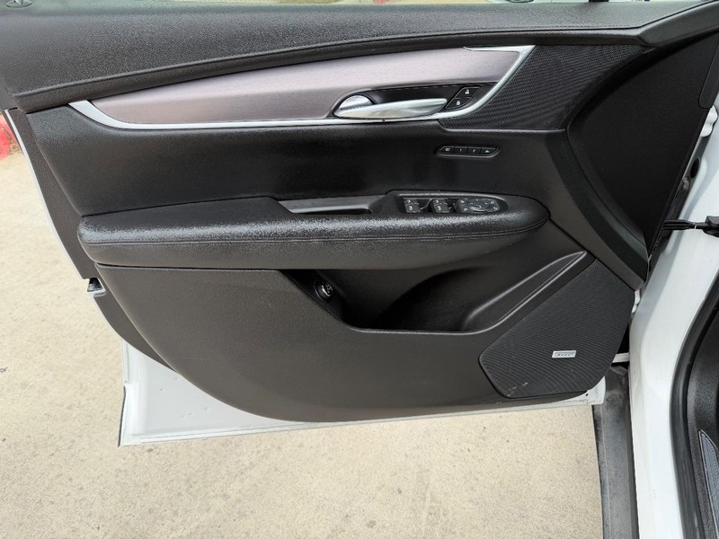 Cadillac XT5 Vehicle Full-screen Gallery Image 10