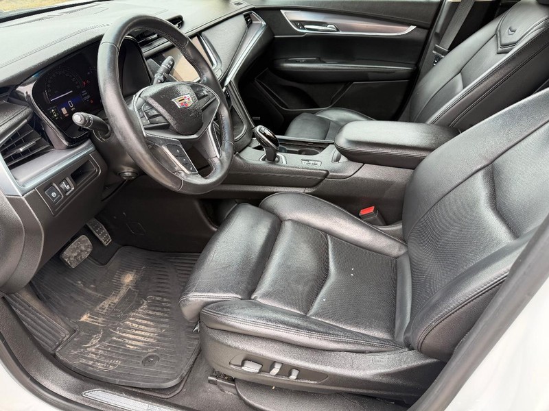 Cadillac XT5 Vehicle Full-screen Gallery Image 11