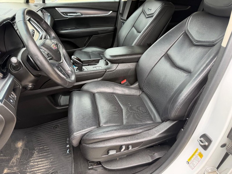 Cadillac XT5 Vehicle Full-screen Gallery Image 12