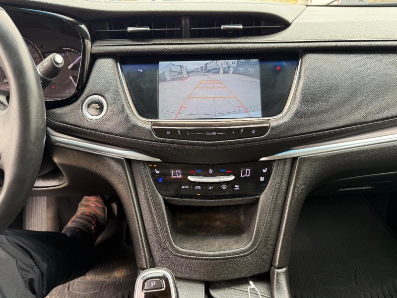 Cadillac XT5 Vehicle Full-screen Gallery Image 14