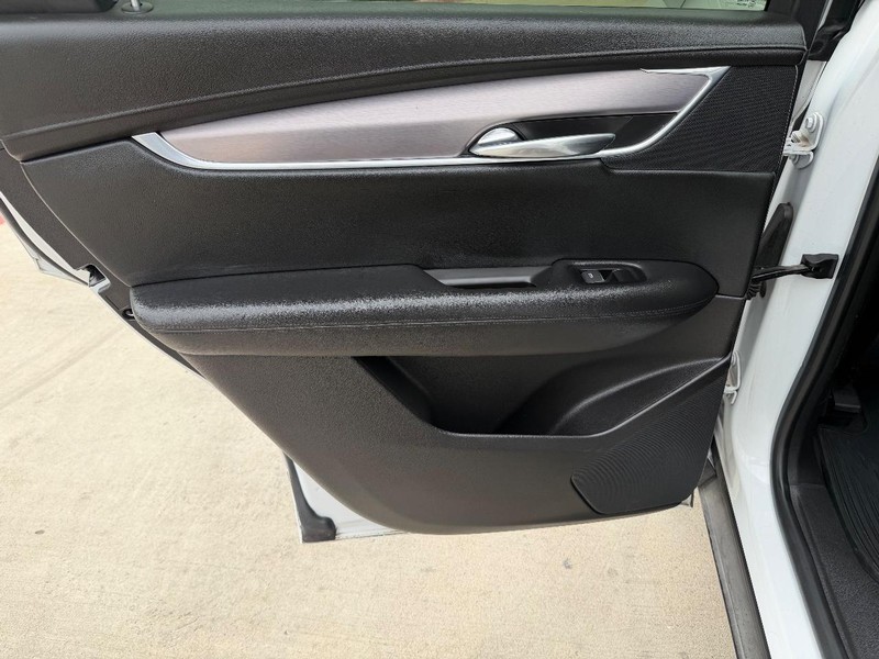 Cadillac XT5 Vehicle Full-screen Gallery Image 15