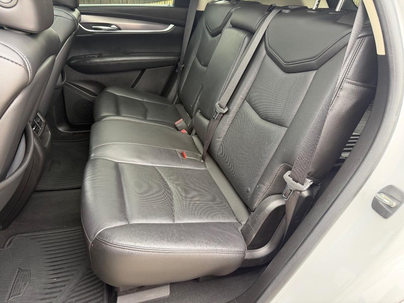 Cadillac XT5 Vehicle Full-screen Gallery Image 17