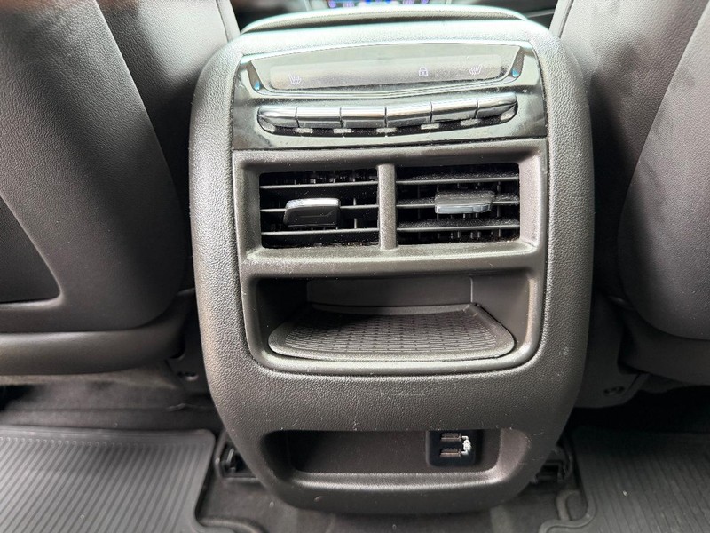 Cadillac XT5 Vehicle Full-screen Gallery Image 18